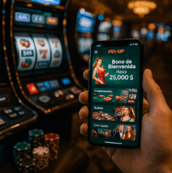 Aplicación de PinUp casino en Honduras mostrada en un smartphone con tragamonedas y fichas de póker en segundo plano