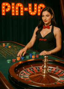 Croupier femenina en PinUp casino Honduras dirigiendo una mesa de ruleta con fichas de colores
